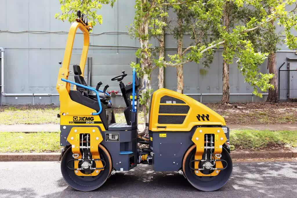 Каток тротуарный XCMG XD120S