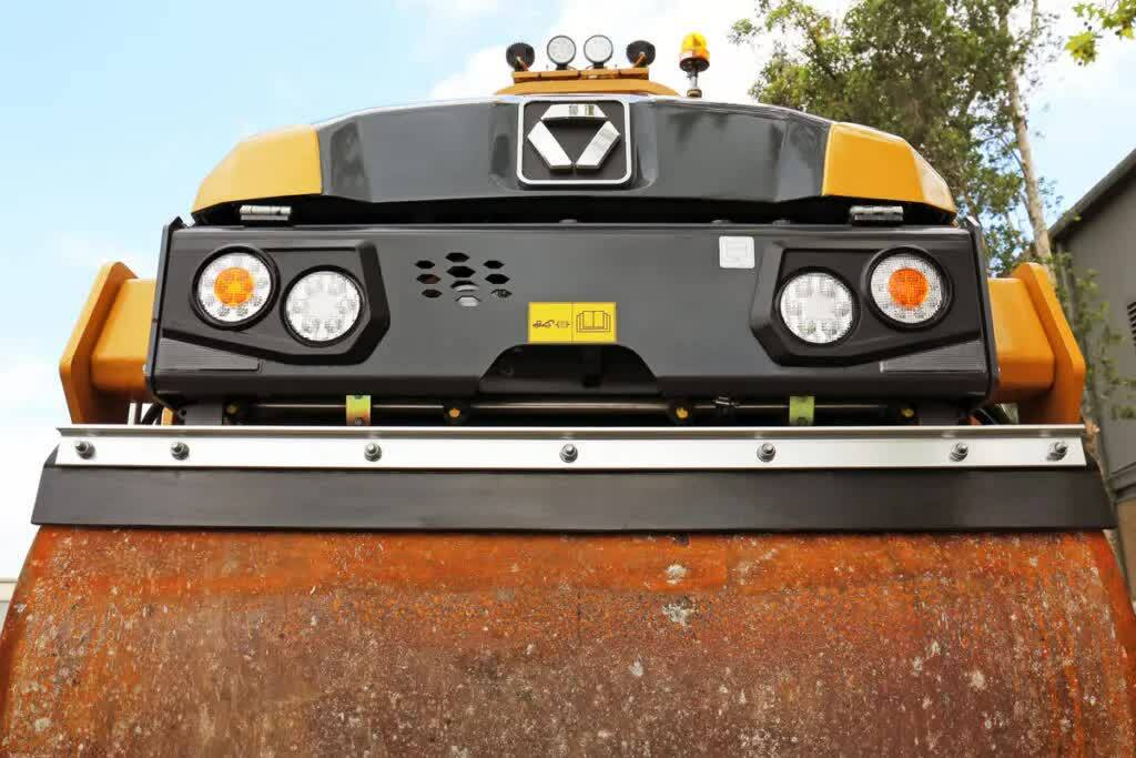Каток тротуарный XCMG XD120S