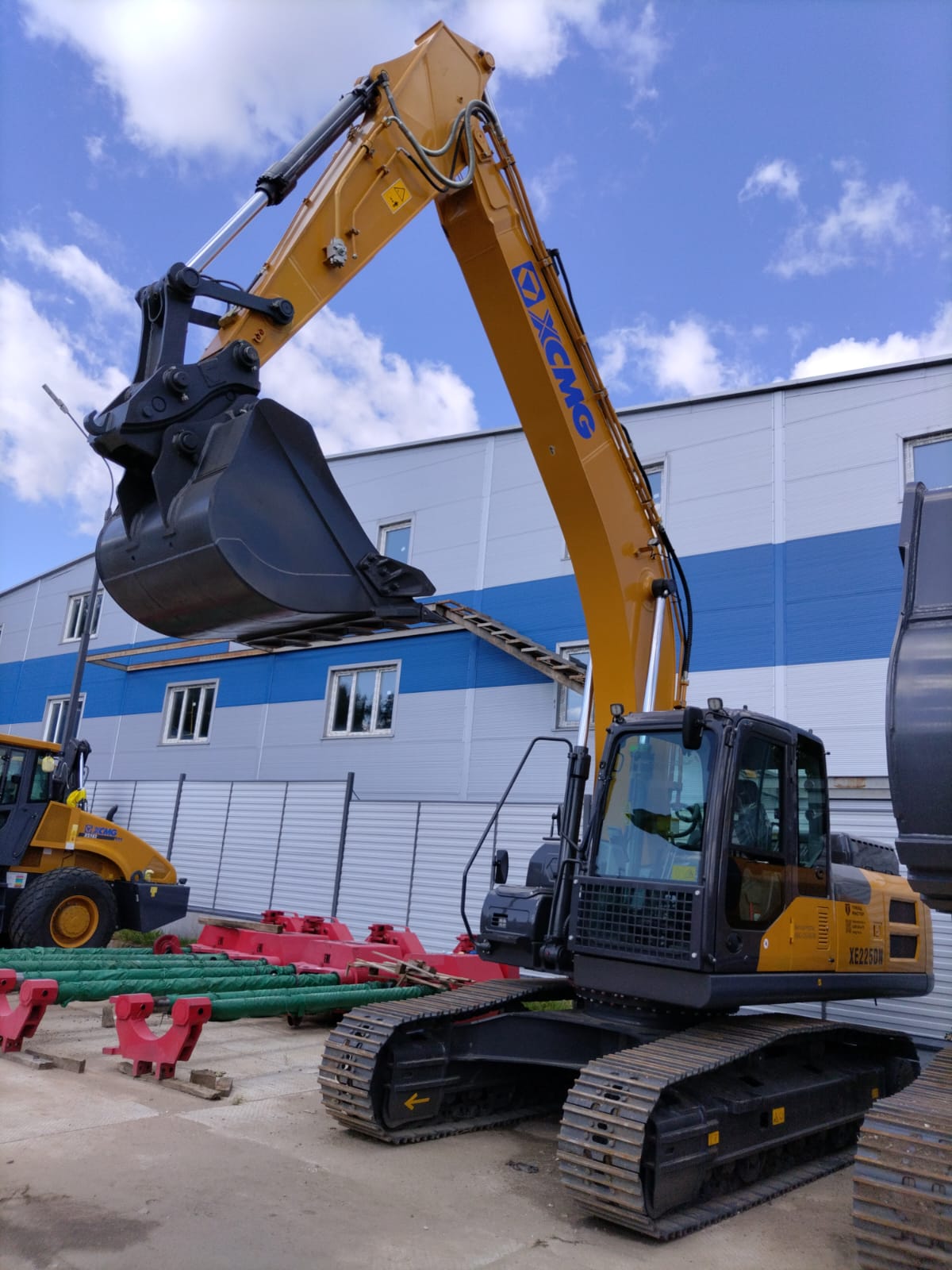 Гусеничный экскаватор XCMG XE225DN