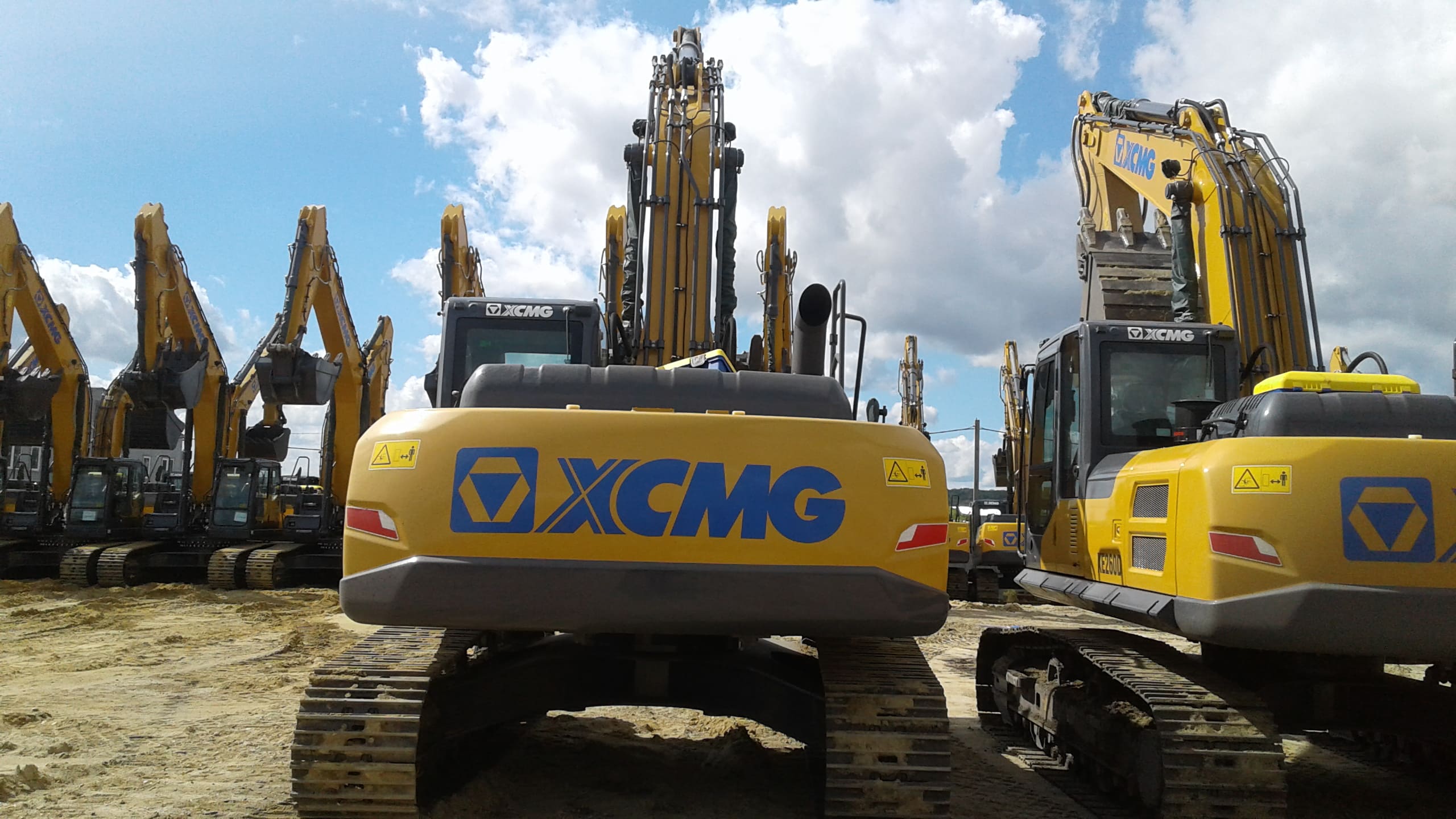 Гусеничный экскаватор XCMG XE260D
