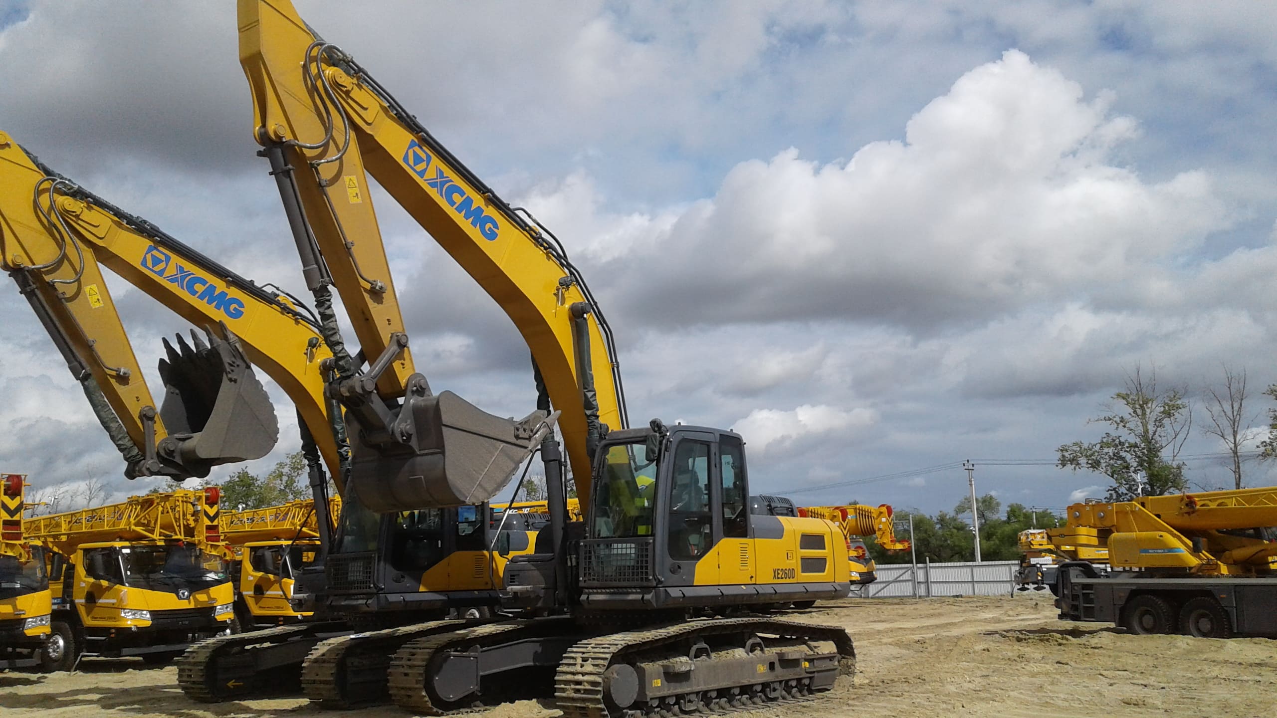 Гусеничный экскаватор XCMG XE260D