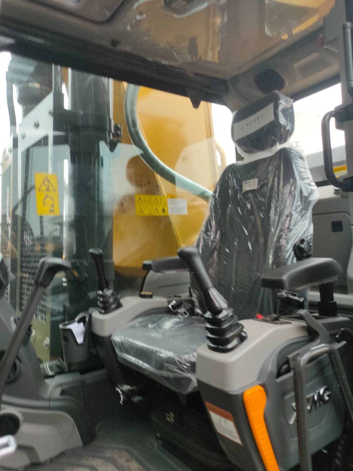 Гусеничный экскаватор XCMG XE690DK