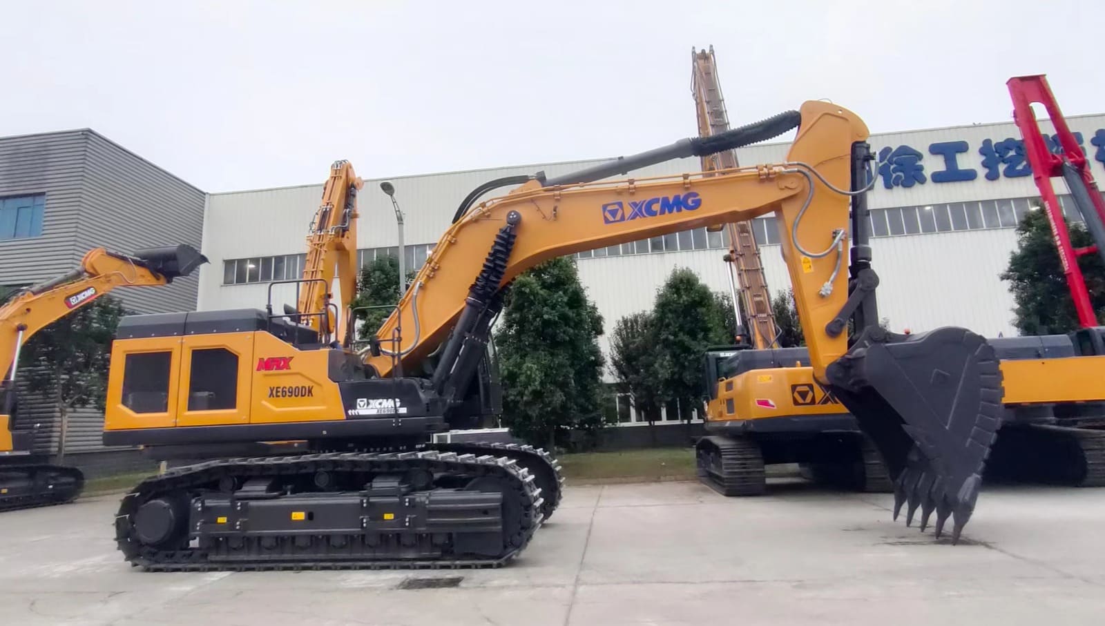 Гусеничный экскаватор XCMG XE690DK