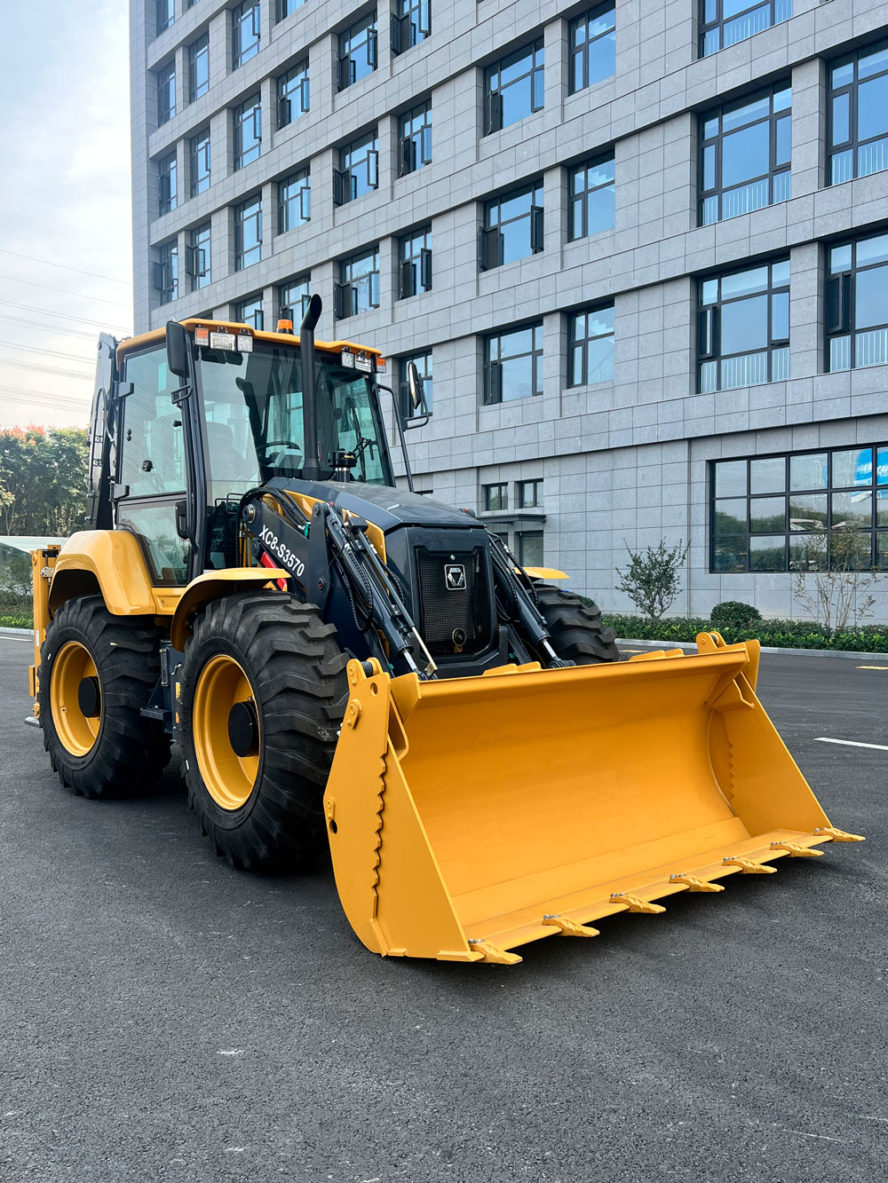 Экскаватор-погрузчик XCMG XC8-S2570