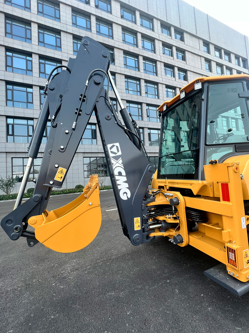 Экскаватор-погрузчик XCMG XC8-S2570