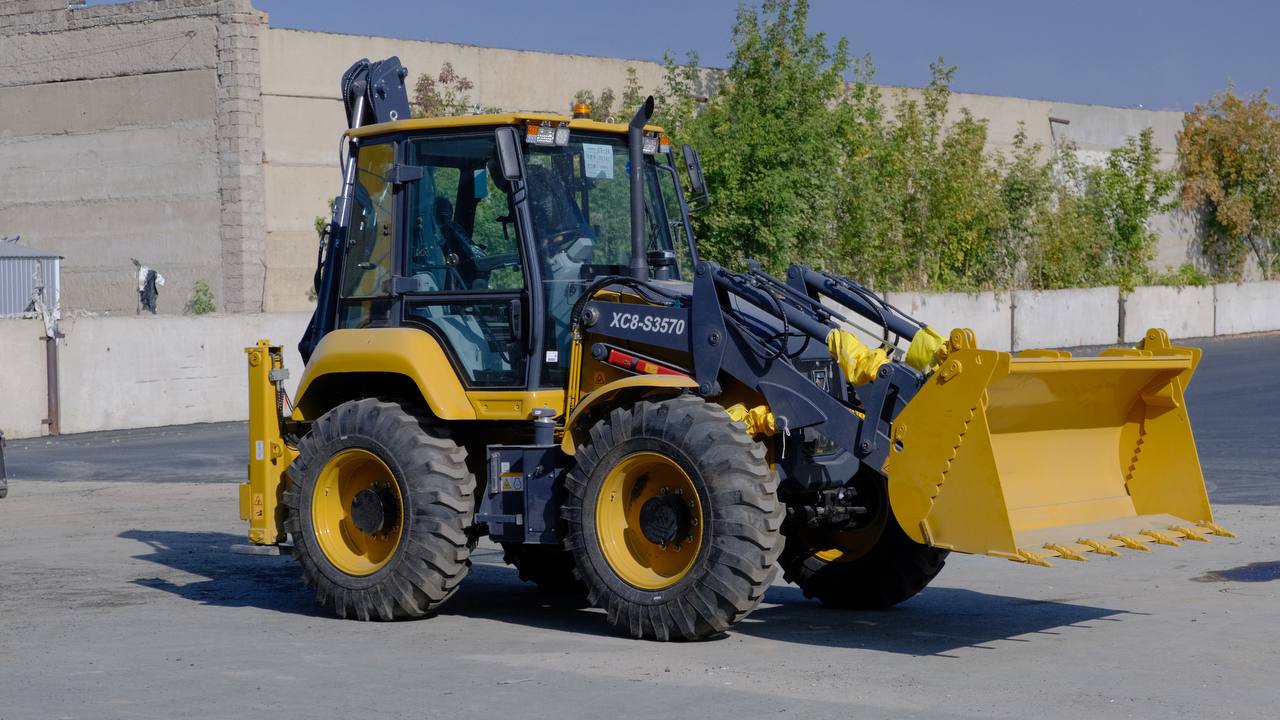 Экскаватор-погрузчик XCMG XC8-S2570