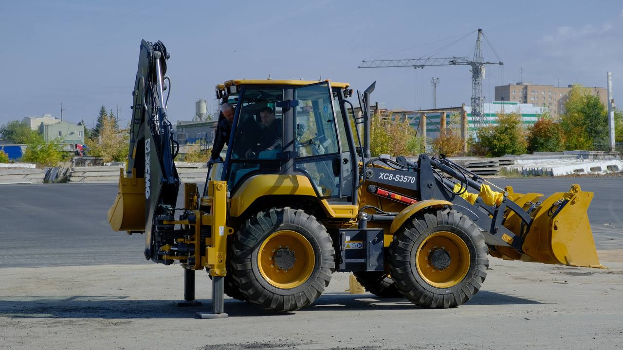 Экскаватор-погрузчик XCMG XC8-S2570