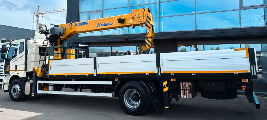 FAW J6L (4×2) с КМУ XCMG SQS 200-6 (8 т)