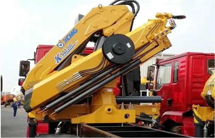 FAW 8x4 с КМУ XCMG SQZ 200